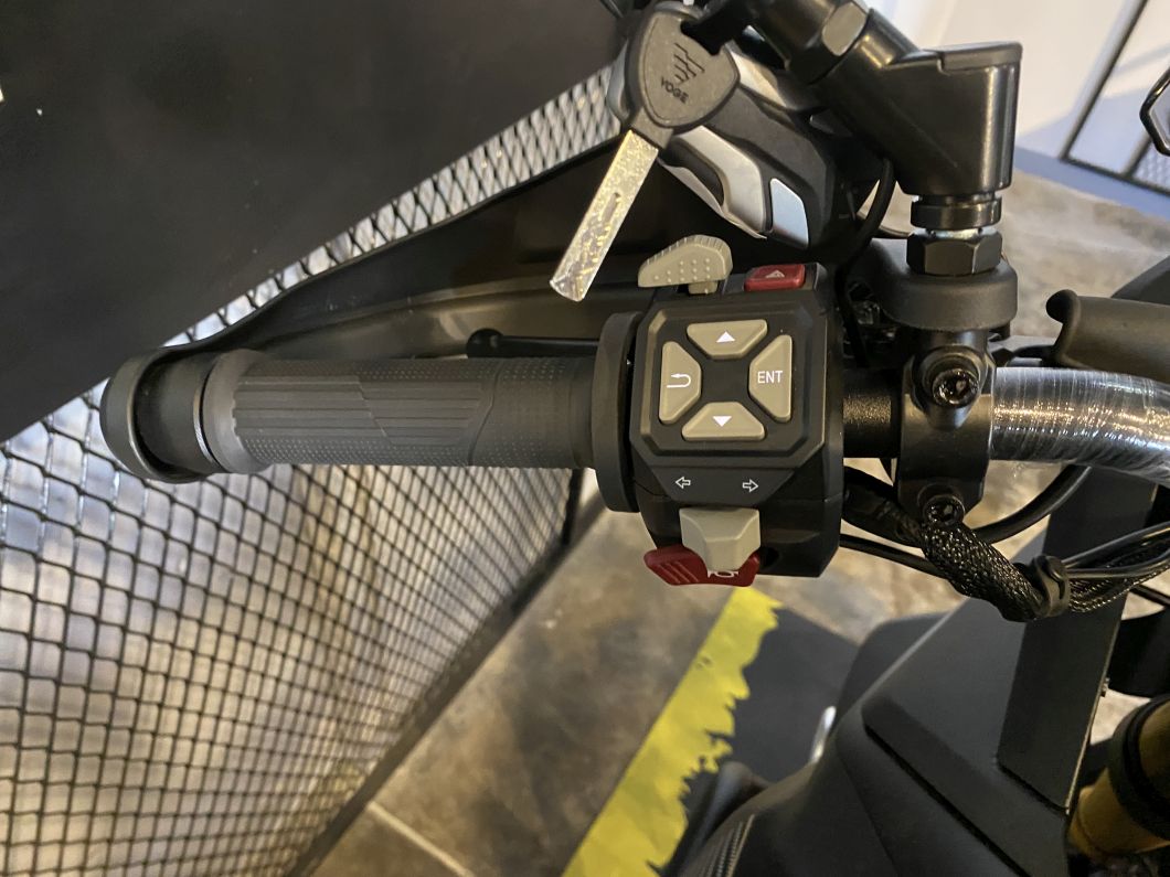 Moto Voge 900 DSX Black + Baul