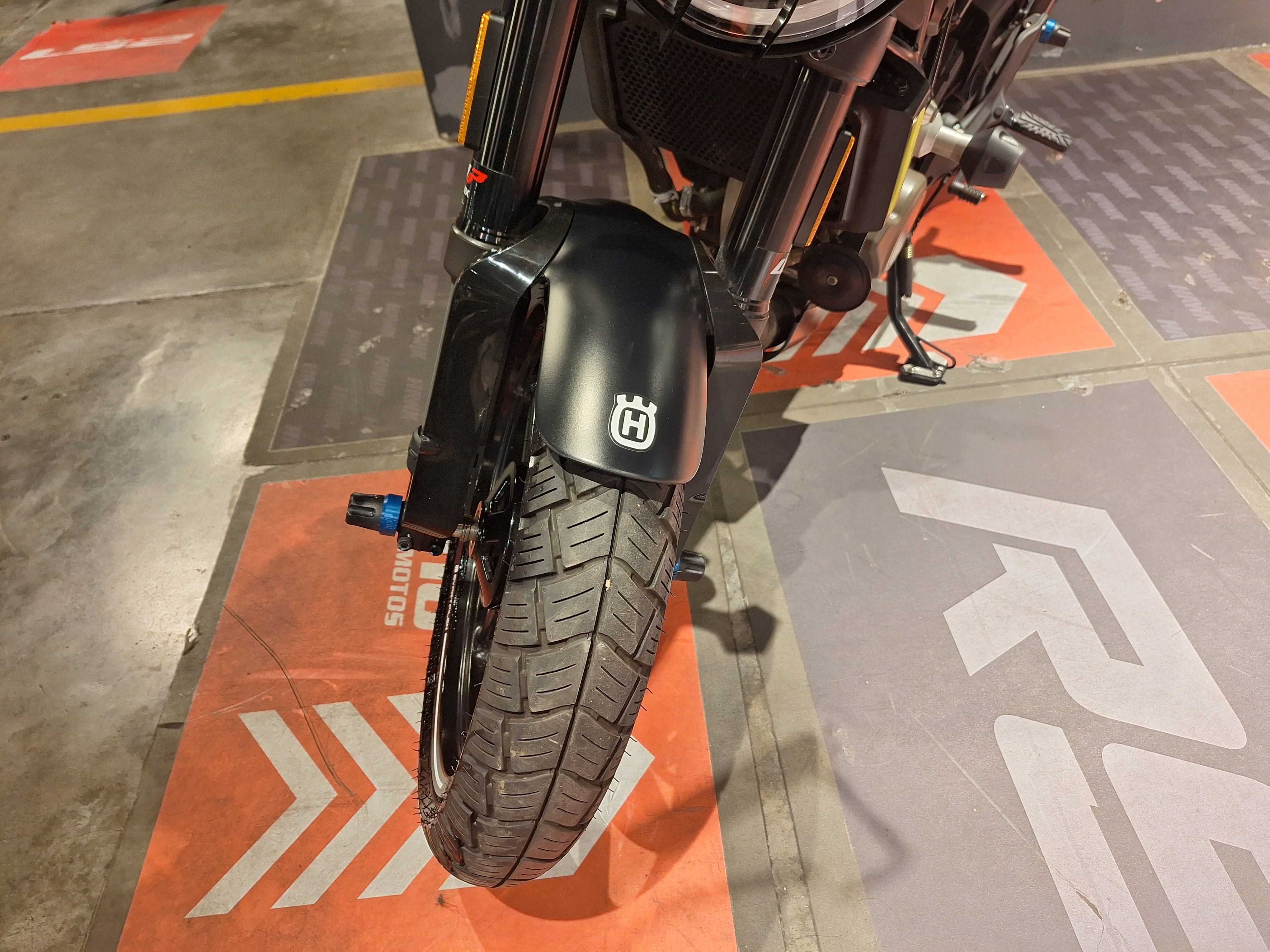 Moto Husqvarna SVARTPILEN 200 usado 2024 con 1900 km int 51480 1M