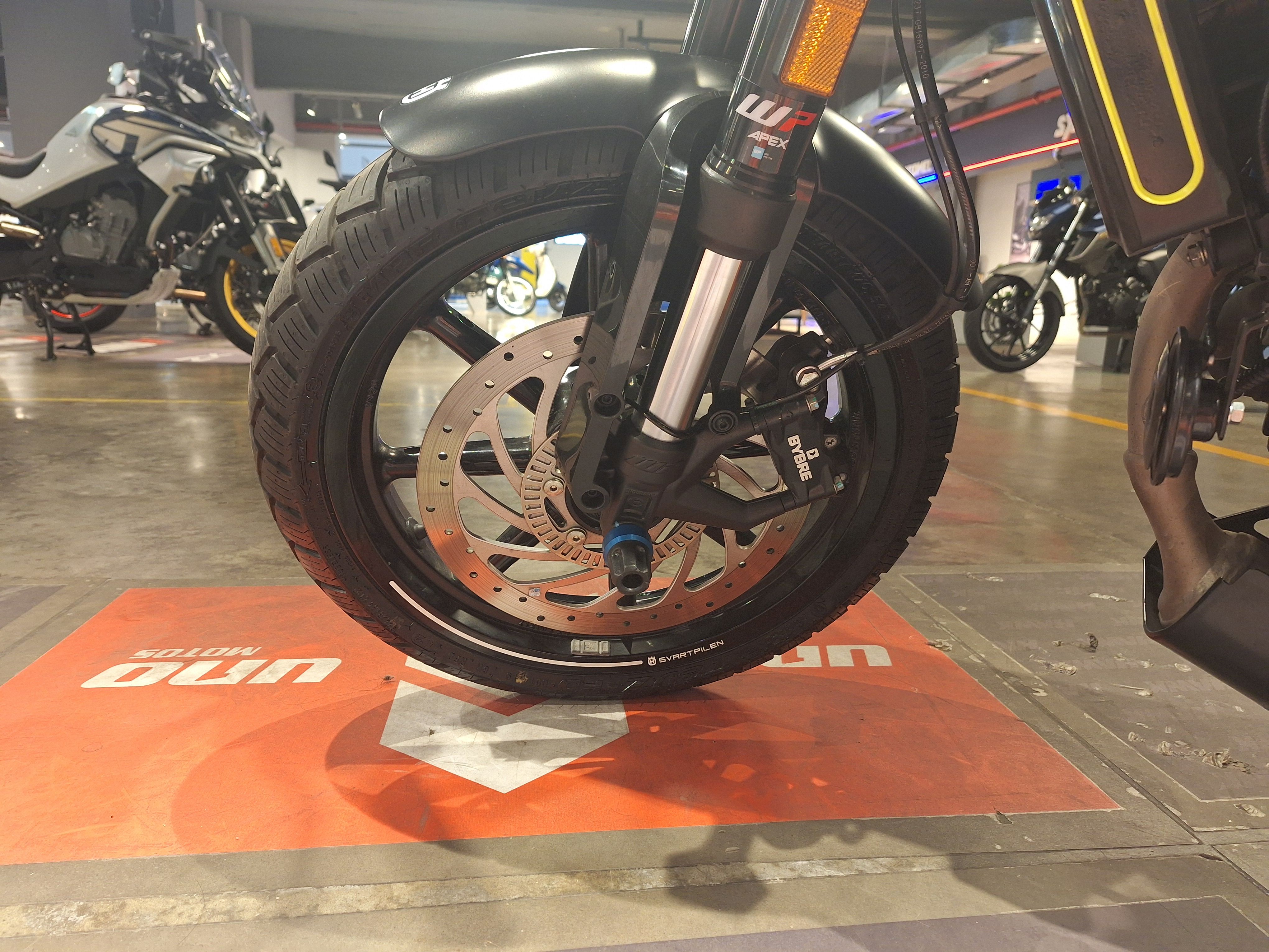 Moto Husqvarna SVARTPILEN 200 usado 2024 con 1900 km int 51480 1M