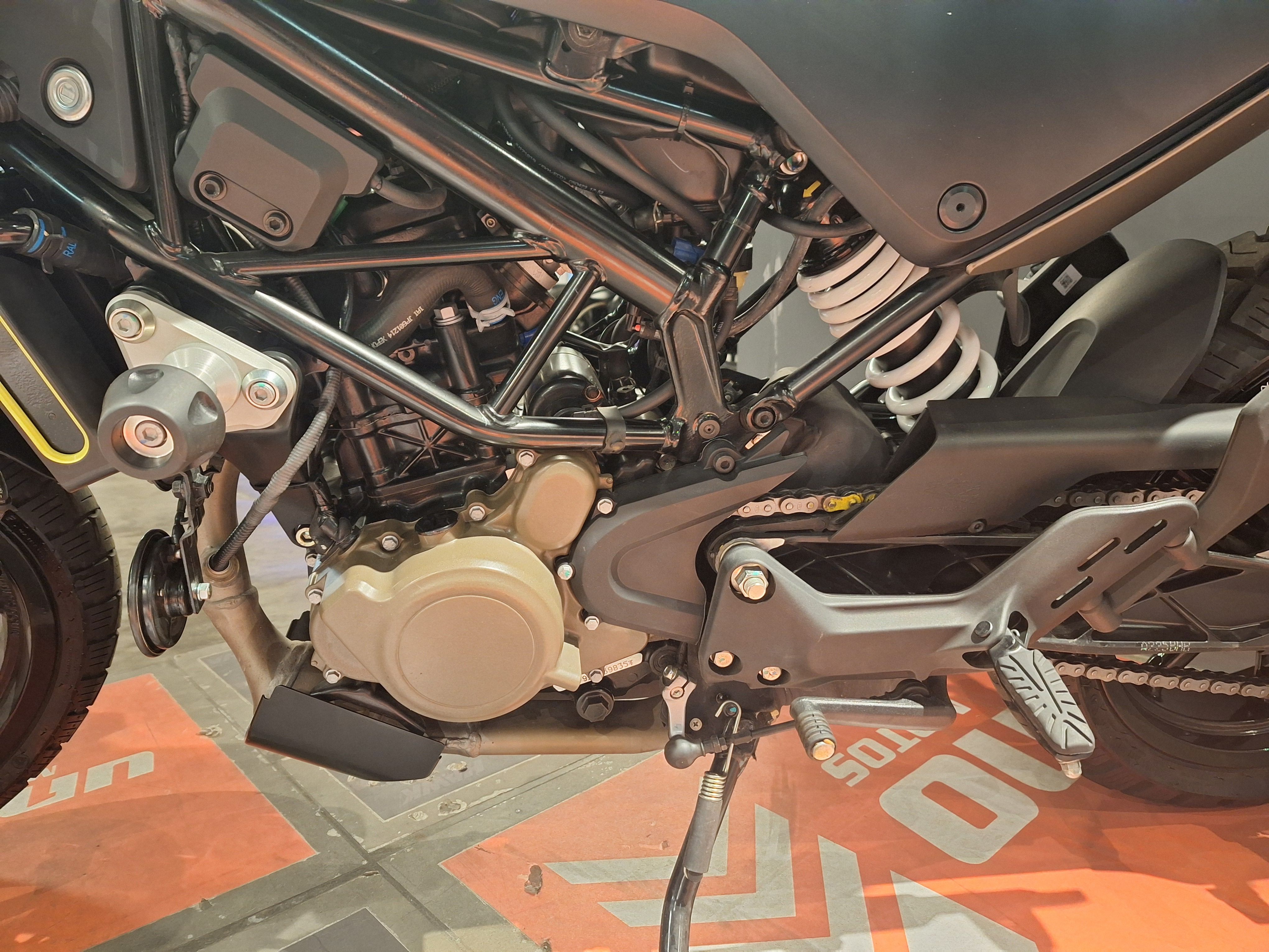 Moto Husqvarna SVARTPILEN 200 usado 2024 con 1900 km int 51480 1M