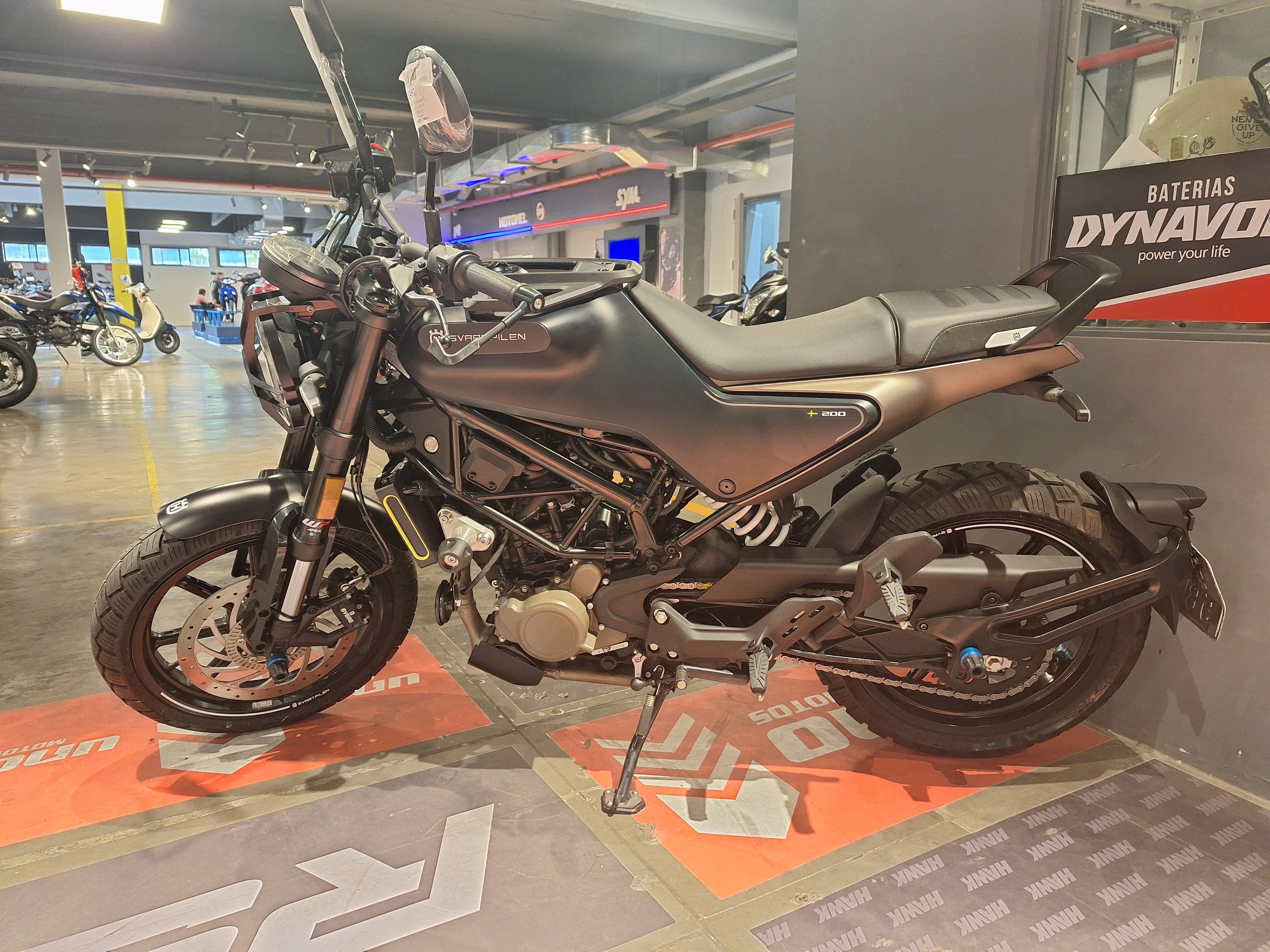 Moto Husqvarna SVARTPILEN 200 usado 2024 con 1900 km int 51480 1M