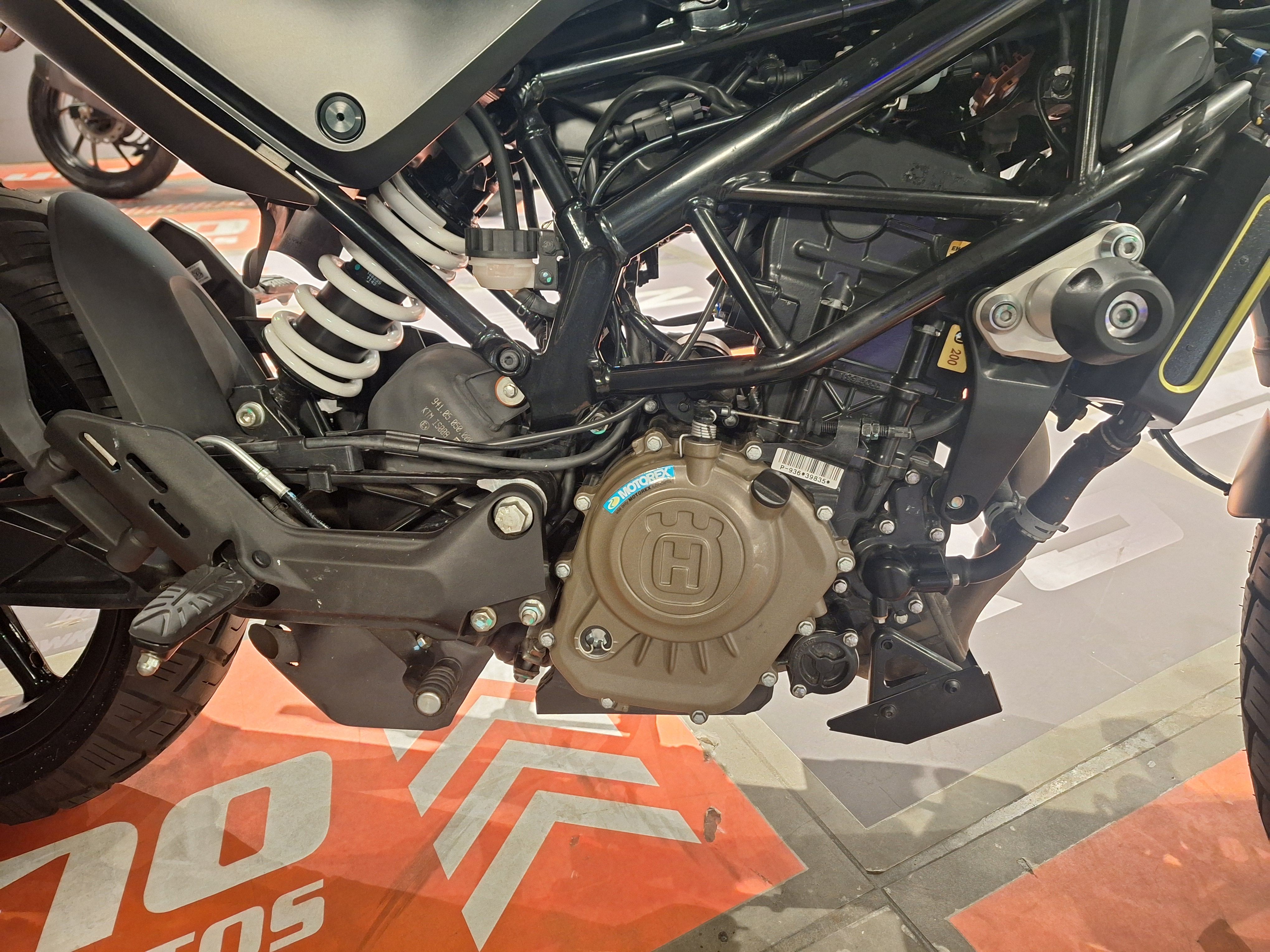 Moto Husqvarna SVARTPILEN 200 usado 2024 con 1900 km int 51480 1M