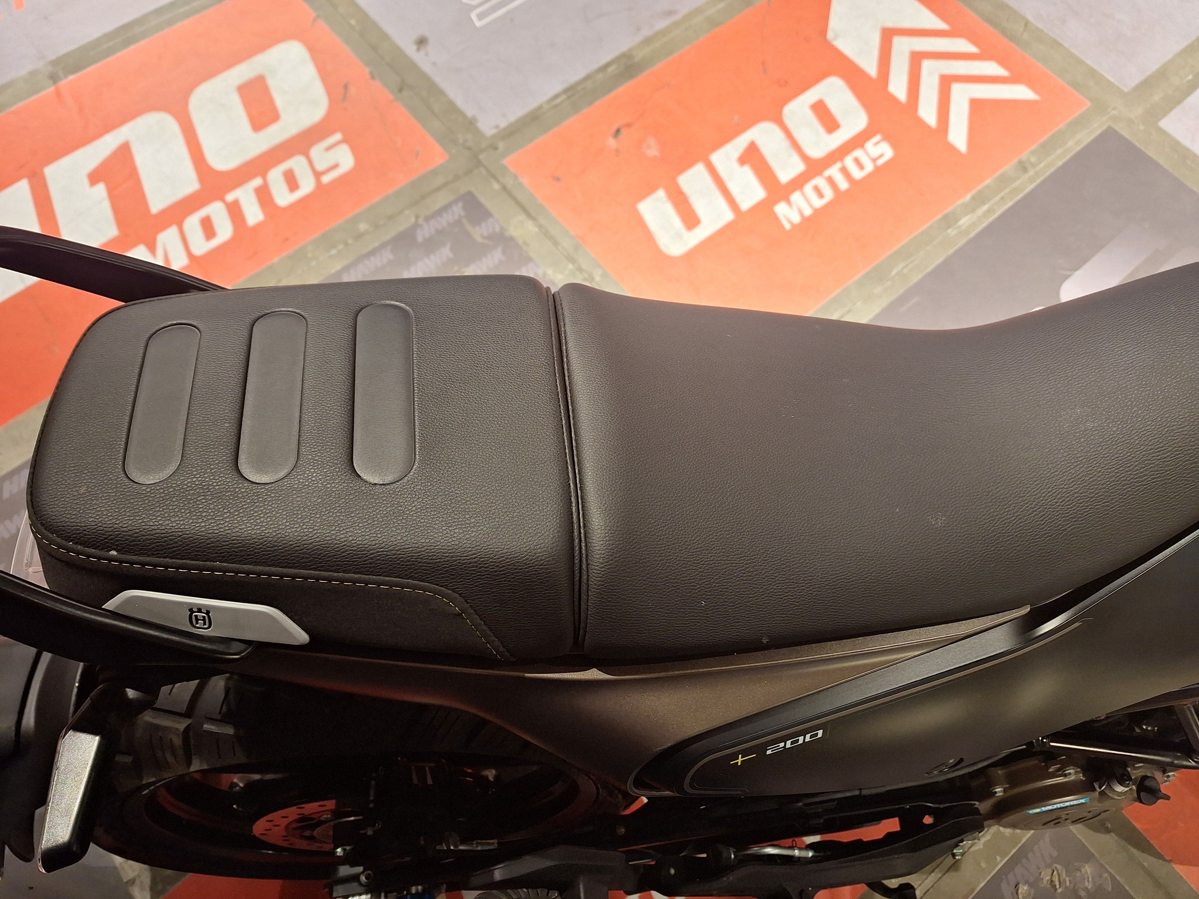 Moto Husqvarna SVARTPILEN 200 usado 2024 con 1900 km int 51480 1M