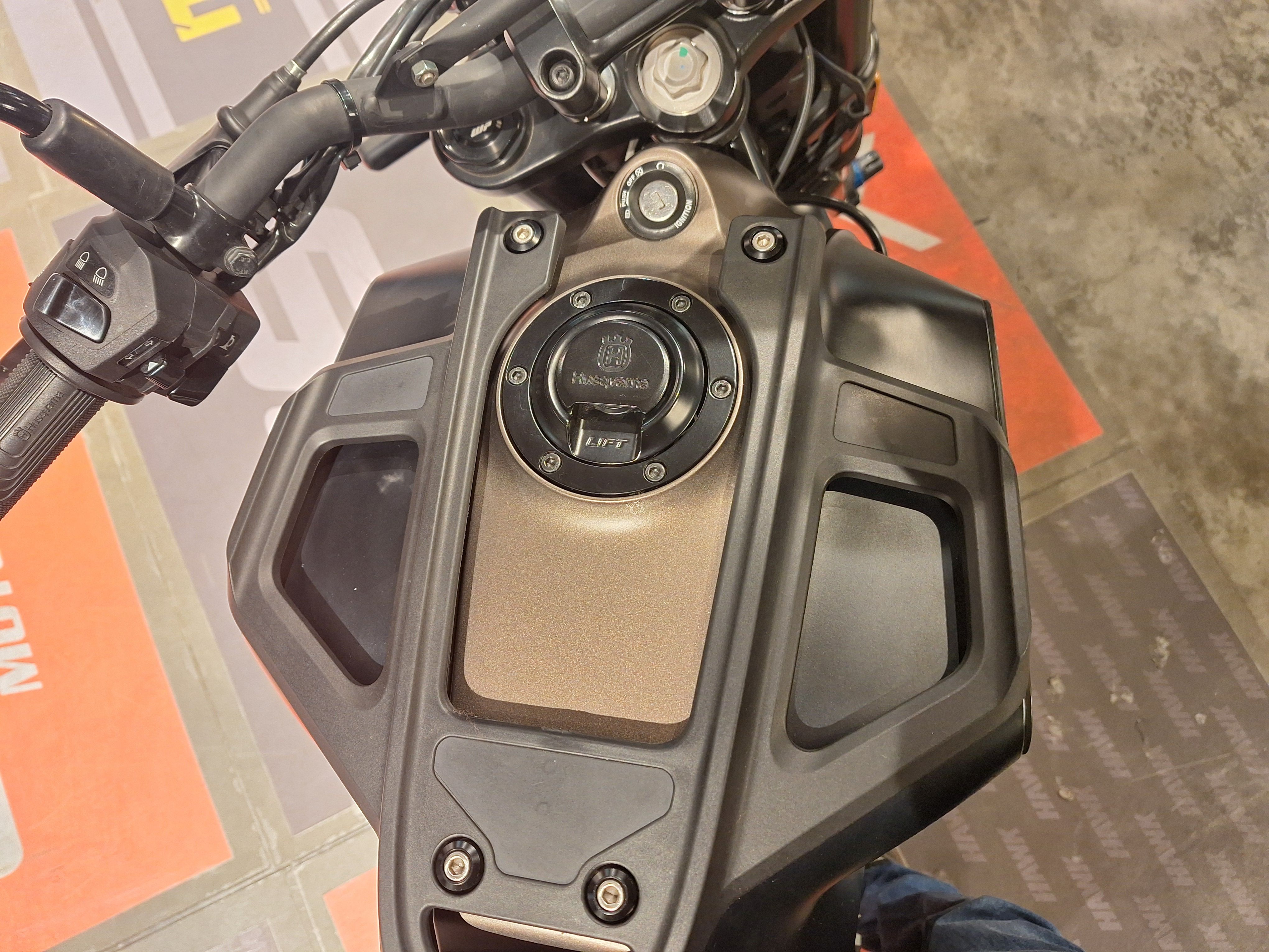 Moto Husqvarna SVARTPILEN 200 usado 2024 con 1900 km int 51480 1M