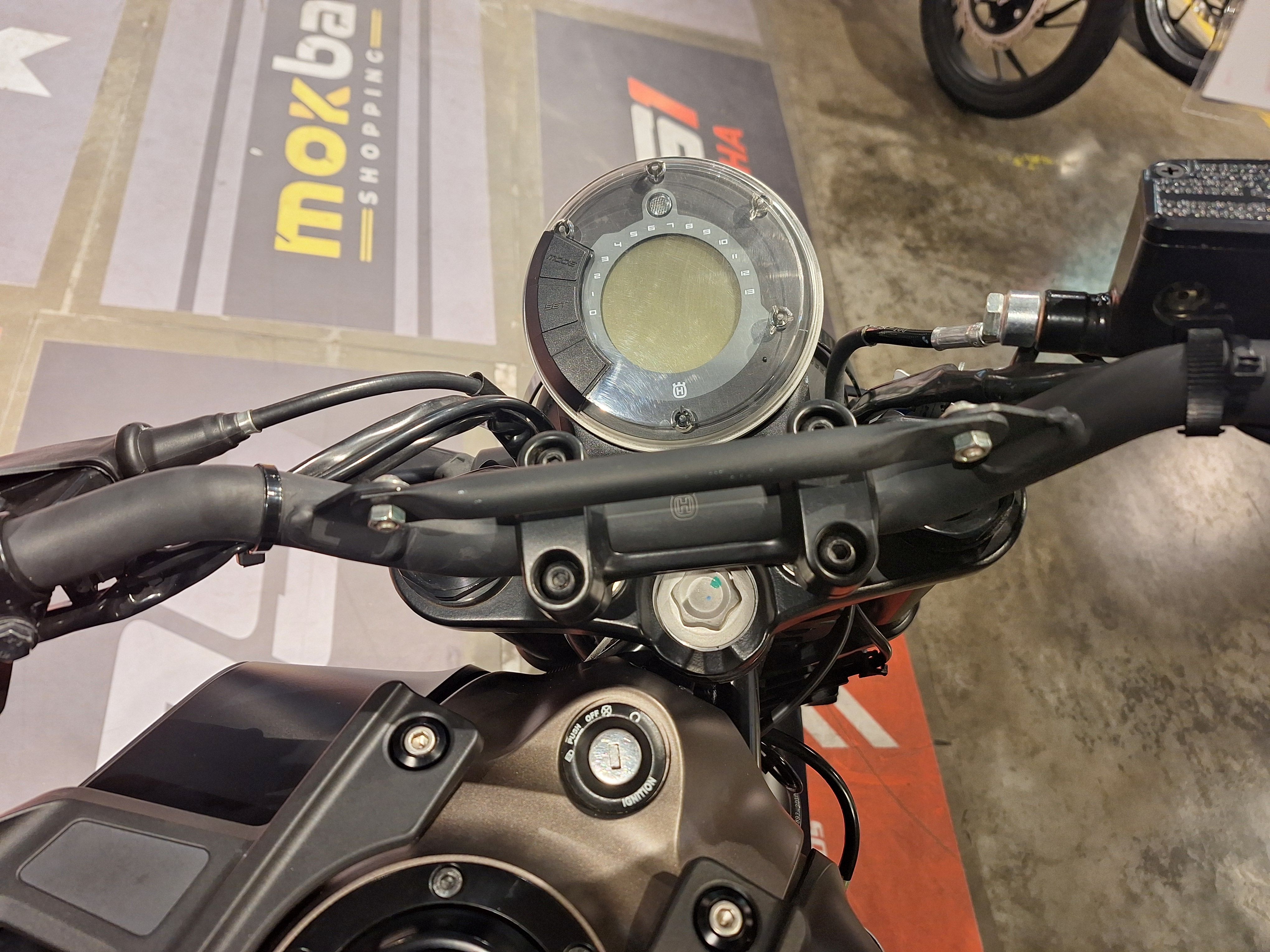 Moto Husqvarna SVARTPILEN 200 usado 2024 con 1900 km int 51480 1M