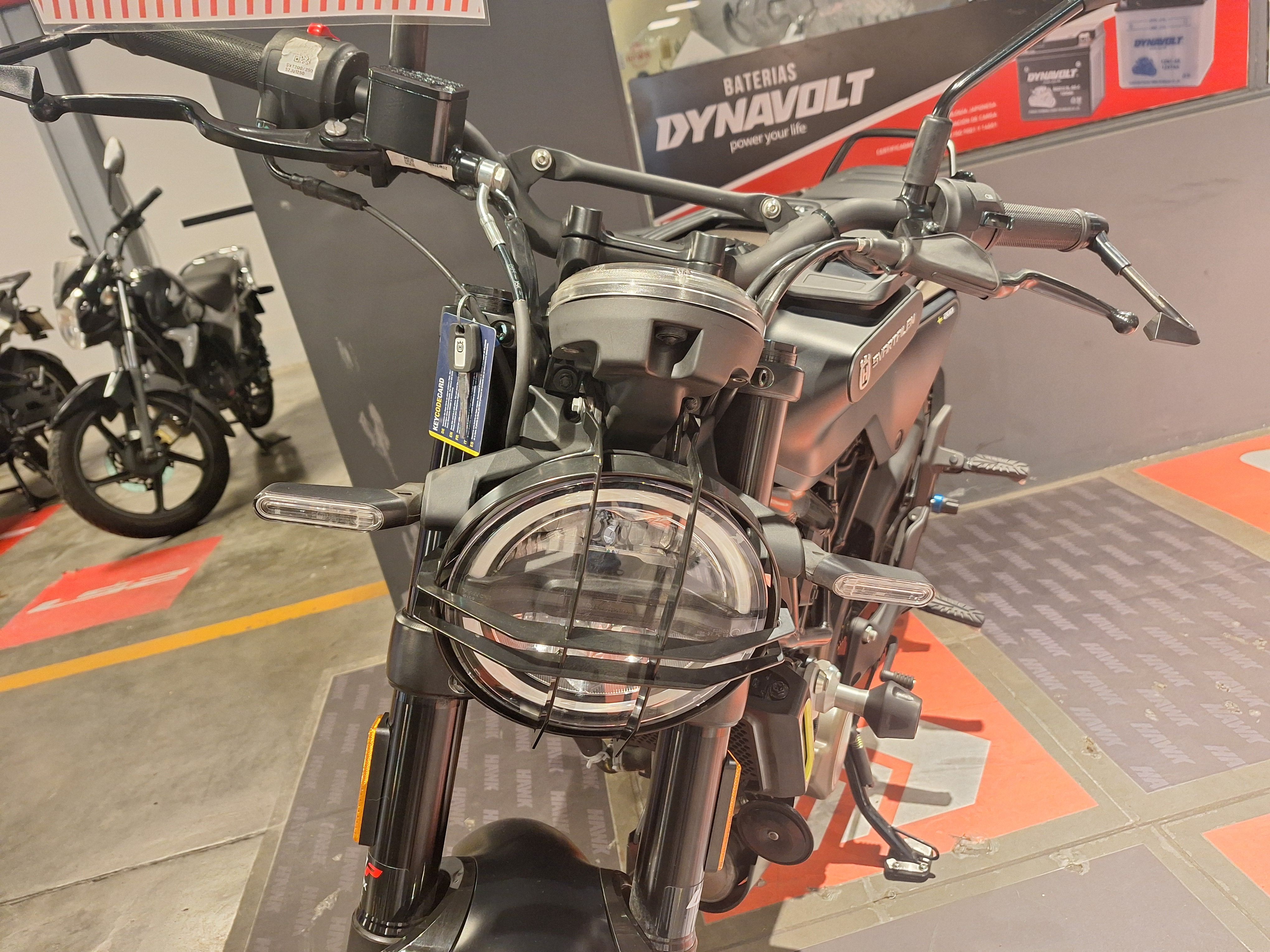 Moto Husqvarna SVARTPILEN 200 usado 2024 con 1900 km int 51480 1M