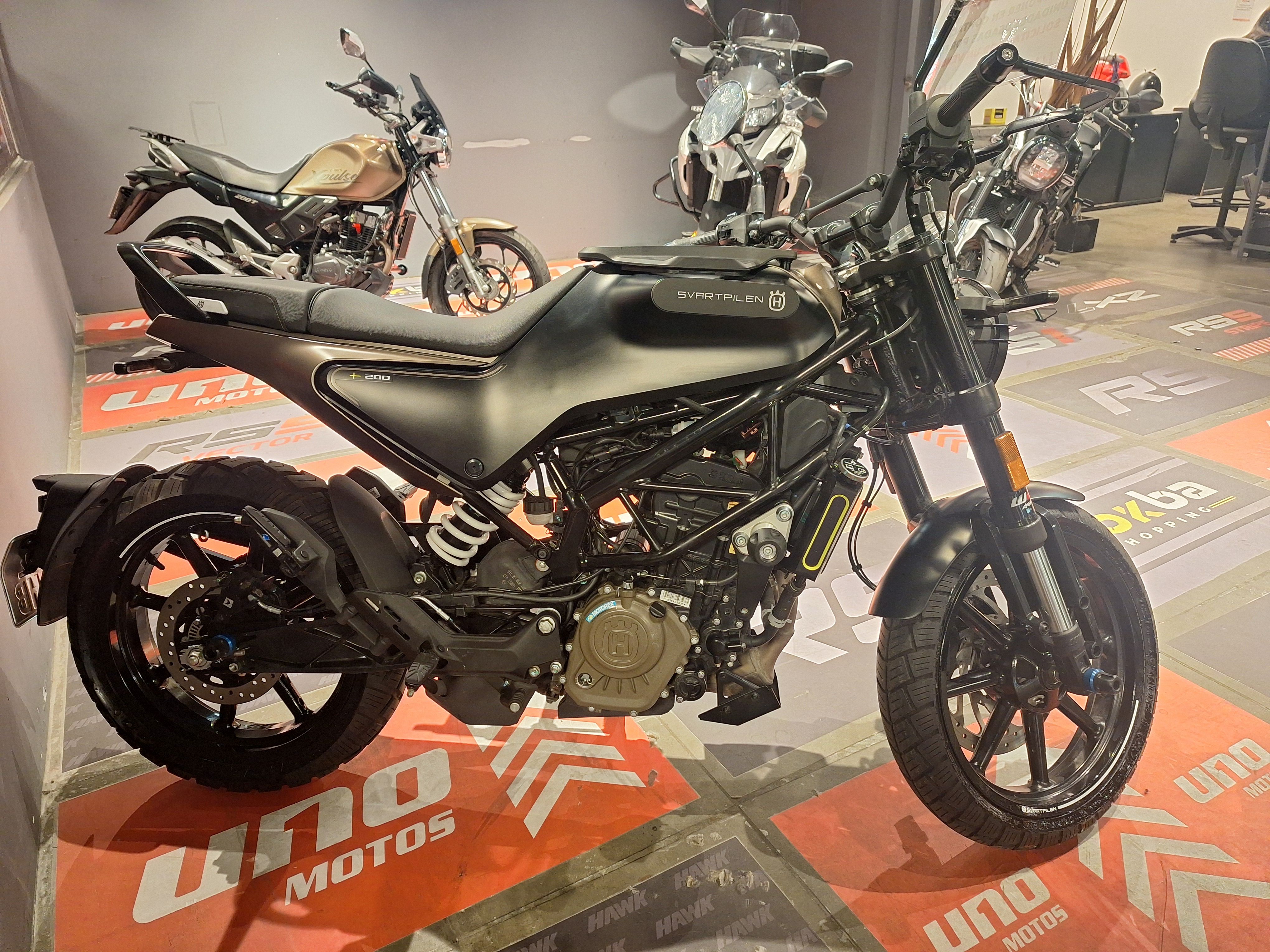Moto Husqvarna SVARTPILEN 200 usado 2024 con 1900 km int 51480 1M
