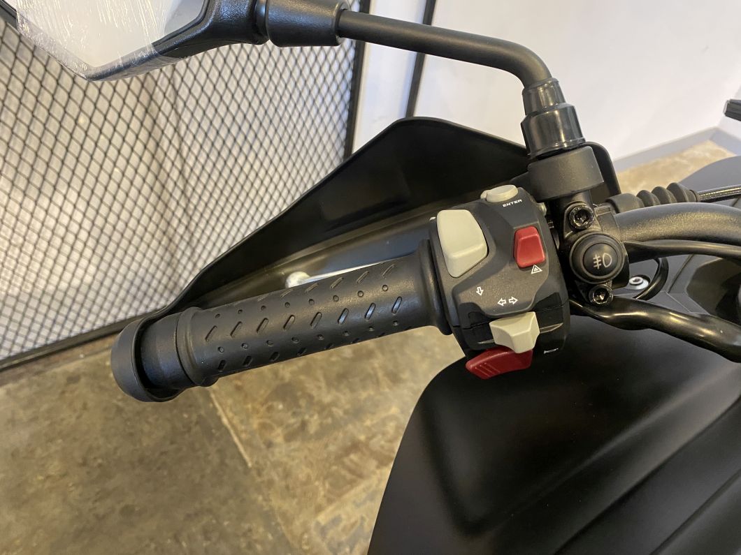 Moto Voge 525 DSX Black + Baul