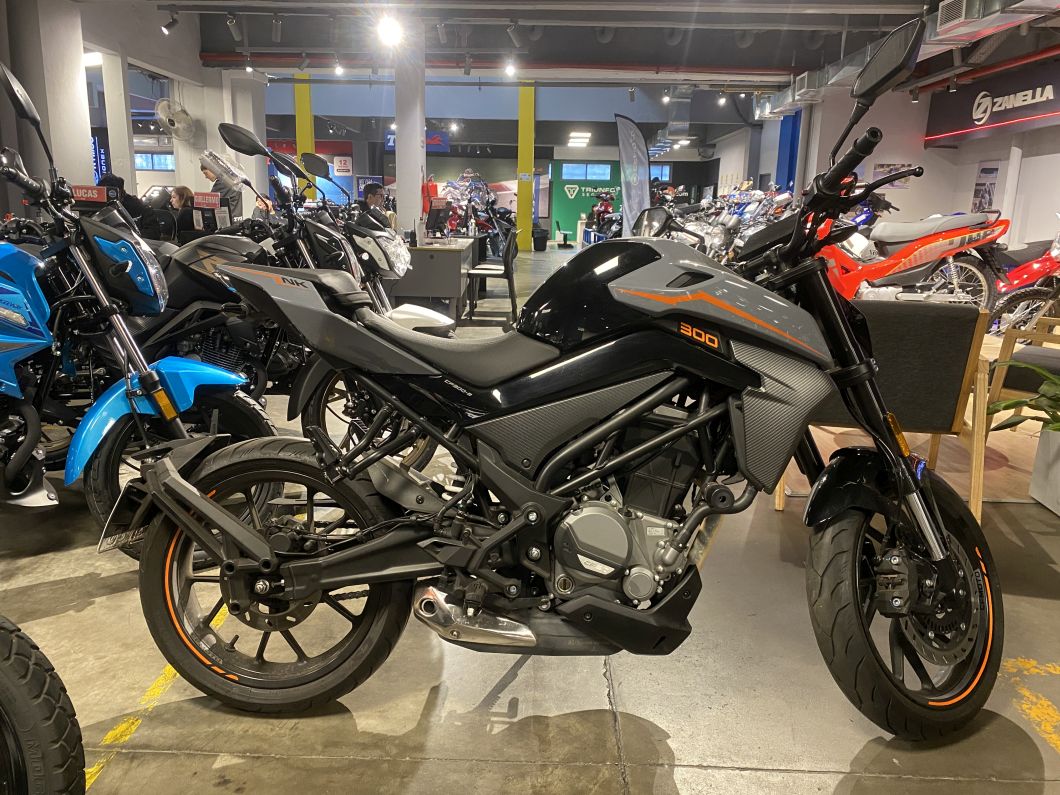 300 NK usado 2025 con 8762 km 1M (1) [M3988]